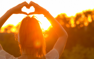 עדשות מגע עם הגנה מפני קרינת השמש